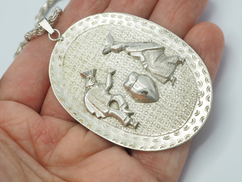 Vintage handmade 900 silver ethnic traditional large oval relief medal pendant unisex men women twisted rope chain necklace Ecuador