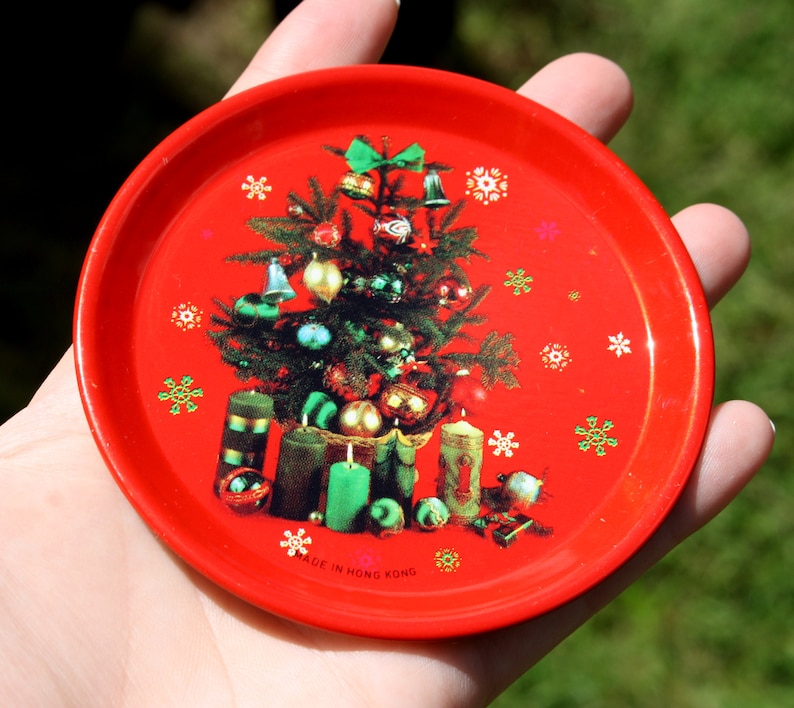 Mini Christmas Plate Set of 7 Retro Tin Metal Red Plates Vintage Holiday Serving Christmas Tree Decor Presents Decorative Plate Xmas Gift