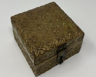 ロシアのパレフ漆器箱「スネグーラチカ」ロシアの雪娘、手描き