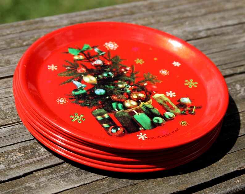 Mini Christmas Plate Set of 7 Retro Tin Metal Red Plates Vintage Holiday Serving Christmas Tree Decor Presents Decorative Plate Xmas Gift