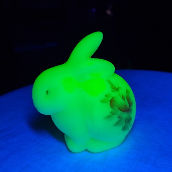 Fenton Custard Yellow Bunny with Roses