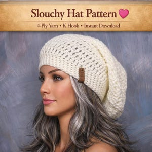 Può includere: Modello di cappello slouchy color crema con il testo "Slouchy Hat Pattern" e "4-Ply Yarn • K Hook • Instant Download". Il cappello ha un'etichetta in pelle marrone ed è realizzato in maglia.