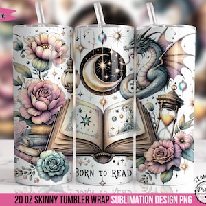Può includere: Un design di sublimazione per un tumbler skinny da 20 once con un'illustrazione fantasiosa di un drago, un libro, una luna crescente e fiori. Il testo "Born to Read" è stampato sul design.