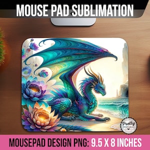 Puede incluir: Un dragón azul y verde con las alas extendidas, rodeado de flores coloridas, sobre un fondo blanco con un océano azul en la distancia. Diseño de alfombrilla de ratón PNG: 9,5 x 8 pulgadas.