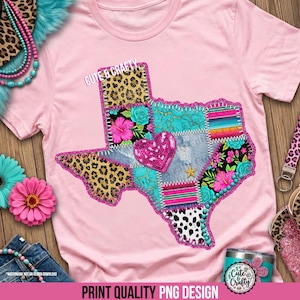Op de afbeelding: Roze t-shirt met een patchwork ontwerp in de vorm van Texas. Het ontwerp bevat luipaardprint, bloemenpatronen, denim en een hart met pailletten. De tekst "Cute & Crafty" staat bovenaan en "Print Quality PNG Design" onderaan.
