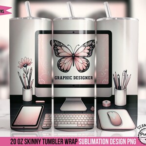 Puede incluir: Un diseño de sublimación para un vaso delgado de 20 onzas con una mariposa rosa, una pantalla de computadora con el texto "GRAPHIC DESIGNER", lápices en un vaso y un ratón en una alfombrilla de ratón.
