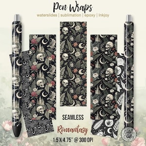 Puede incluir: Envolturas para bolígrafos con un diseño "Romantasy" sin costuras que presenta calaveras, rosas, lunas e insectos. Las envolturas miden 3,8 x 12,1 cm y son adecuadas para transferencias de agua, sublimación, epoxi e Inkjoy. La imagen también incluye un bolígrafo con el mismo diseño.