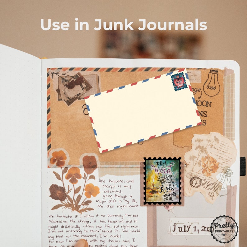 Puede incluir: Una p&aacute;gina de diario de estilo vintage con una cita escrita a mano sobre el cambio y un sello decorativo con el texto "Trust Word is a Lamp unto my Feet and a Light unto my Path". La p&aacute;gina tambi&eacute;n presenta un sobre vintage, pegatinas florales y un sello de fecha del 1 de julio de 2022.