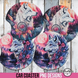 Puede incluir: Juego de cuatro posavasos para coche con un diseño de acuarela de un lobo con un atrapasueños, rosas y una luna llena. Los posavasos tienen un diseño artístico colorido con tonos rosas, morados y azules. El texto "CAR COASTER PNG DESIGNS" está en la parte inferior.