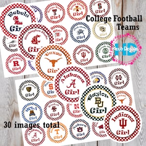 Peut inclure: Une collection d'autocollants circulaires avec des logos d'équipes de football universitaire. Chaque autocollant présente le nom et la mascotte de l'équipe, avec une bordure à pois. Le texte "College Football Teams" et "30 images total" sont également visibles.