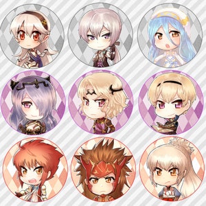 Peut inclure: Une collection de douze badges ronds représentant des illustrations de personnages d'anime de style chibi. Chaque badge présente un personnage différent avec des couleurs de cheveux, des tenues et des expressions faciales variées. Les badges sont placés sur un fond à rayures blanches et grises.