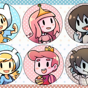 Könnte beinhalten: Sechs runde Knöpfe mit Comicfiguren aus der Zeichentrickserie Adventure Time. Die Figuren sind Finn, Jake, Prinzessin Bubblegum, Marceline, der Eiskönig und die Prinzessin aus dem Lumpy Space. Jeder Knopf hat eine andere Hintergrundfarbe und zeigt eine andere Figur.