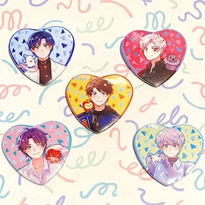 Peut inclure: Cinq badges en forme de cœur avec des illustrations de personnages masculins de style anime. Chaque badge présente un motif de fond et un design de personnage uniques, avec des couleurs vives et des œuvres d'art détaillées. Ces badges sont probablement des objets de collection ou des accessoires.