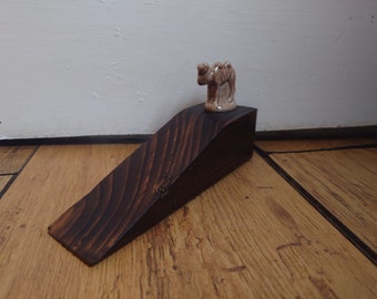 Camel door wedge