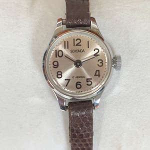 Petite Ladies Sekonda Chrome 17 Jewels Mechanical Watch