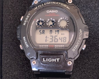 Vintage Casio Illuminator Digital Chronograph Bracelet en résine noire Montre pour homme W-214HC