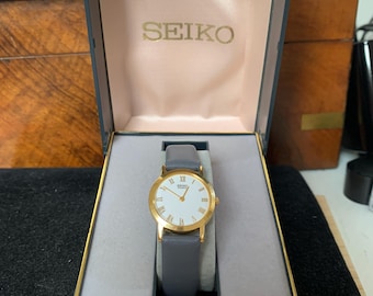 Reloj de cuarzo Seiko para mujer en tono dorado 1A00-0A20 en caja