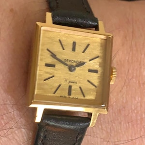 Beautiful Vintage 17 Jewels Gold Plated Ladies Sekonda RECTANGULAR Hand wristwatch with Two Tone Gold textured dial