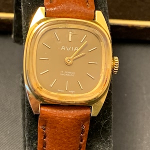Vintage AVIA Ladies 17 Jewel incabloc mechanical Watch in box