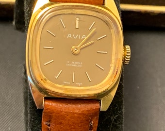 Vintage AVIA Ladies 17 Jewel incabloc mechanical Watch in box