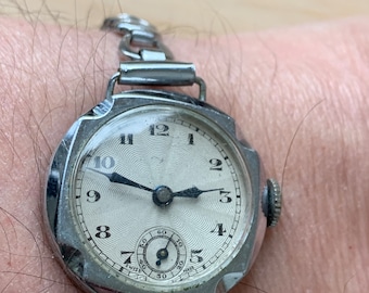 Zeldzaam vintage horloge in militaire stijl uit de jaren 20 en 30 met getextureerde wijzerplaat en subseconde wijzerplaat