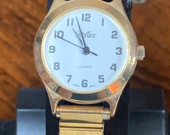 Een eenvoudig damesreflexhorloge met witte wijzerplaat Goudkleur