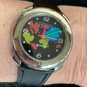 Vintage United Colors Benetton by Bulova multi-colored Map vintage quartz women&#39;s / unisex fashion watch (Chrome case)