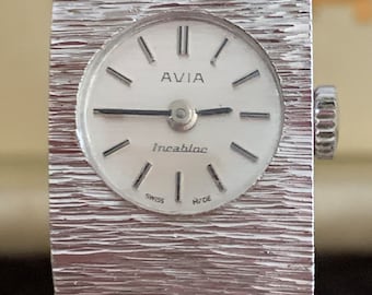Beautiful Petite Vintage  Avia Mechanical  swiss Made  Ladies watch with integrated  bracelet strap and box