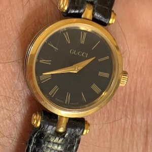 Gucci-dameshorloge 2000 l, verguld en geëmailleerd