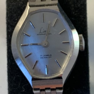 Vintage Ladies silver tone Limit international Watch with 17 jewel movement