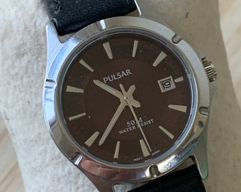 Klasyczny damski zegarek kwarcowy Pulsar By Seiko VX82-X532 z tarczą w odcieniu brązu