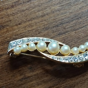 vintage pearl and white glass stone  bar brooch gold tone                                                                                  .