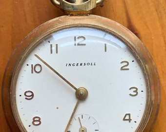 Reloj de bolsillo vintage Ingersoll de metal dorado con esfera abierta, versión rara, con números arábigos, c. 1966
