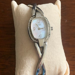 Reloj de pulsera Citizen para mujer con esfera estilo nácar y brazalete de acero inoxidable.