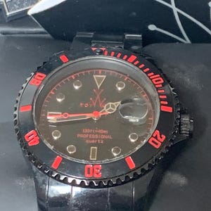 Montre jouet pour femme surdimensionnée en plâtre rouge et noir (très légère) 53,5 grammes dans sa boîte d&#39;origine