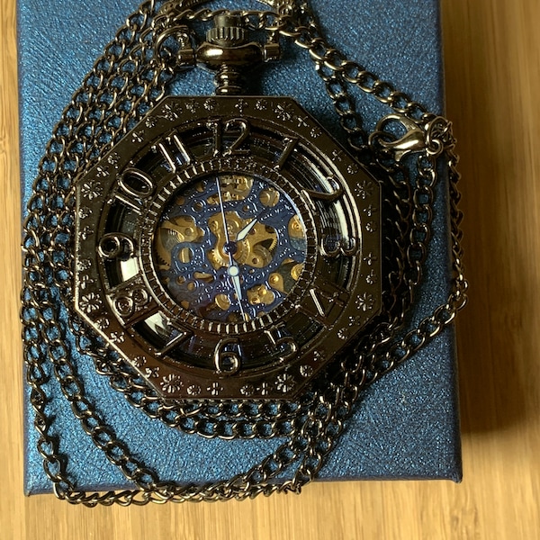 Montre de poche mécanique Strada Half Hunter à 8 faces, cadran squelette noir avec rehauts de bleu et chiffres