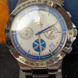 Puede incluir: Reloj de pulsera plateado con esfera blanca, detalles azules y detalles dorados. Cuenta con m&uacute;ltiples subesferas, una pantalla de fecha y el texto "SCOTLAND FOREVER" y "FRATH". La correa es de acero inoxidable.