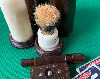 Wardonia-bakeliet 'Mahonie Traveller's' veiligheidsscheerset uit de jaren 1930. Heren scheren. Antiek veiligheidsscheermes. Retro reisscheerset