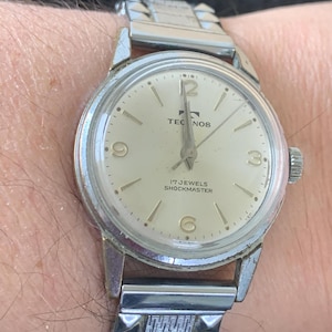 Vintage gents 1960s Technos wristwatch mid-sized 17 Jewel in original condition