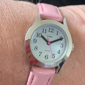 Ladies Timex  Quartz WR 30M Watch with pink second hand and strap