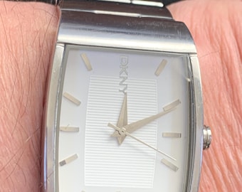 Reloj DKNY NY-1227 de acero inoxidable de tamaño mediano de 30 mm