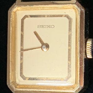 Beautiful Ladies SEIKO  gold cream Dial, Rectangular  17 Jewels Watch
