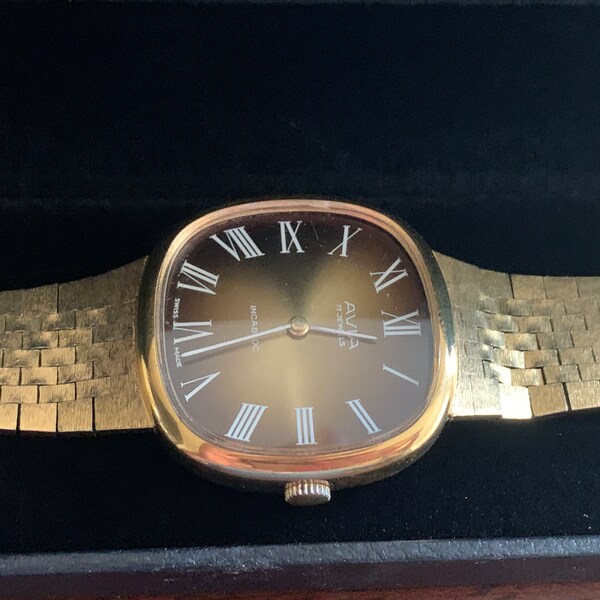Vintage C1970s Avia  17 Jewels with integrated strap and Beautiful  dial