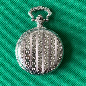 Quarz Volljägertasche / Fob-Uhr in Arbeitsauftrag mit geometrischem Musterdesign (Silberton)