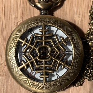 Orologio da tasca meccanico in stile Strada Hunter con cassa con dettagli frontali traforati in tonalità bronzata su catena