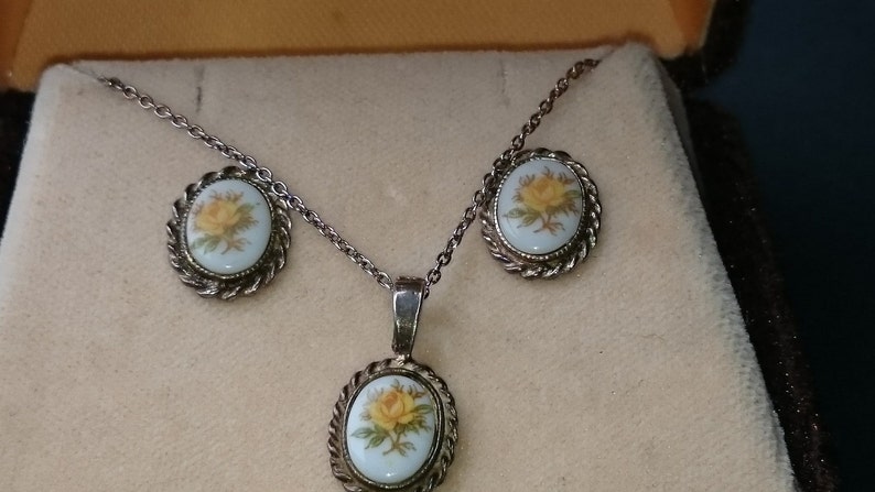 Vintage Camelot Costume Jewelry Pendant Necklace Earrings Set Original Box