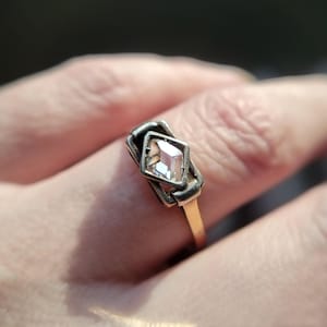 Anillo de compromiso antiguo y vintage de los años 20, de estilo Art Déco eduardiano, con diamante talla mesa en oro de 18 quilates / TheIdolsEye