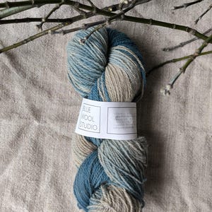 Indigo Pflanzengefärbte Wolle im Farbverlauf Blau Grau DK