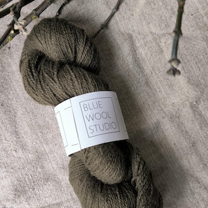 Hand dyed, plant dyed wool yarn green gray. FINGERING (sock, baby) Organic botanically dyed knitting tablet weaving, crochet and nalbinding.