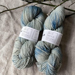 Variegated yarn. Art yarn. Plant dyed speckled yarn gray and blue. Double knitt yarn weight. Suitable for knitting, crochet and nalbinding.